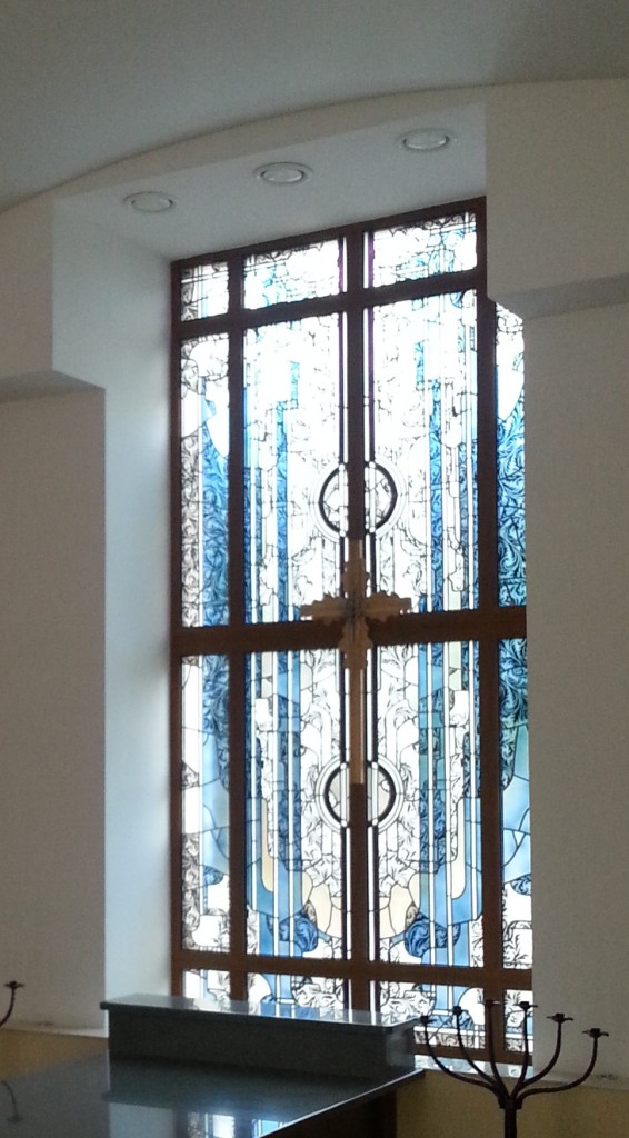 18. Naujas langas su išsaugotais vitražais